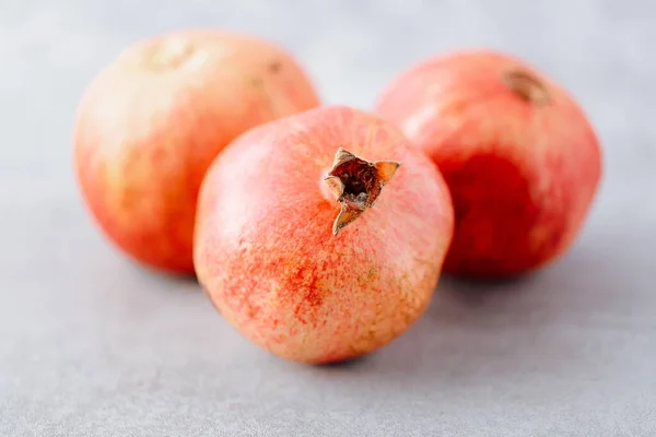 Três Frutas Romã Inteiras Mesa Cinza Estilo Mínimo Alimentação Saudável — Fotografia de Stock