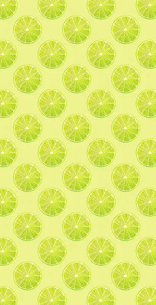 Kreatives Layout Des Nahtlosen Fruchtmusterfotos Limetten Und Minzblätter Auf Grünem — Stockfoto