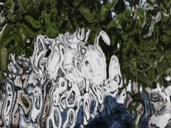 Abstrakter Verschwommener Hintergrund Aus Ungleichmäßig Verspiegeltem Glas — Stockfoto