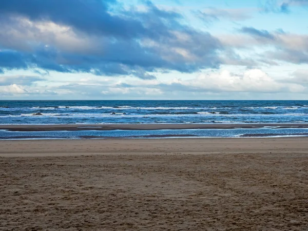 Delikatne Fale Zbliżające Się Piaszczystej Plaży Noordwijk Holandia Dramatycznym Zachmurzonym — Zdjęcie stockowe