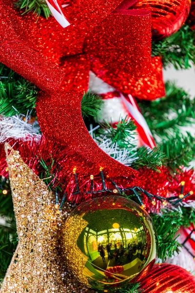 Primer Plano Una Decoración Árbol Navidad Fondo Vacaciones —  Fotos de Stock