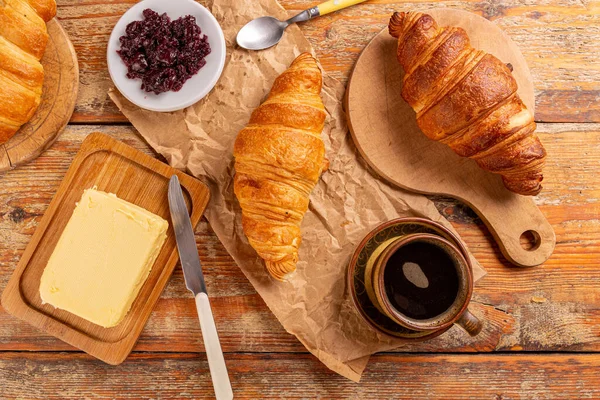 新鮮なフレーク状のクロワッサンとおいしい大陸の朝食のフラットレイアウト — ストック写真