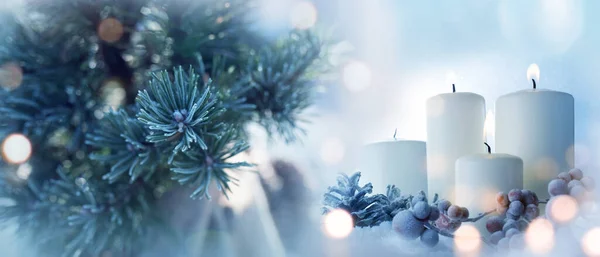 Kaarsen Met Sparren Takken Het Winterzonlicht Bevroren Kerstversiering Met Feestelijke — Stockfoto