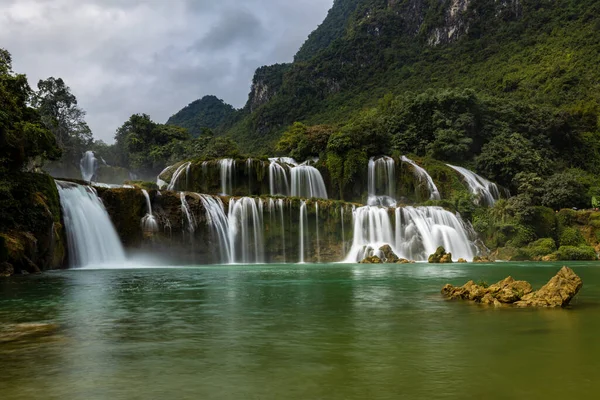 Belle Cascade Dans Les Montagnes — Photo