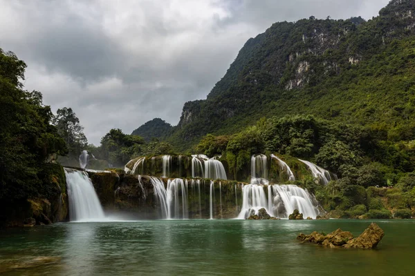 Cascade Dans Les Montagnes — Photo