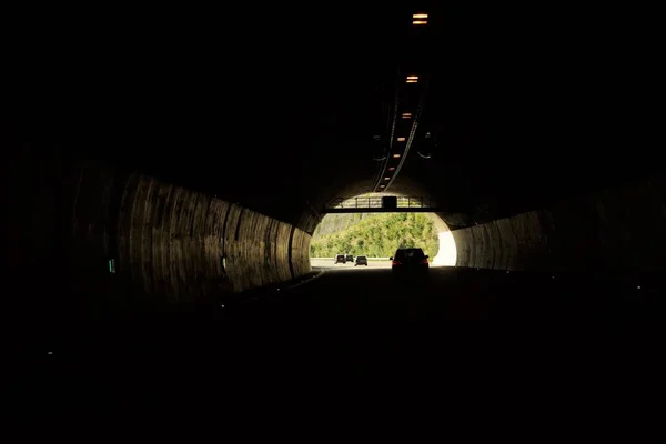 Das Licht Ende Des Tunnels Sehen — Stockfoto