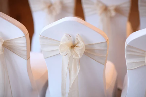 White Wedding Seating Arranged Table Decorated Peach Coloured Bows — Stock Photo, Image