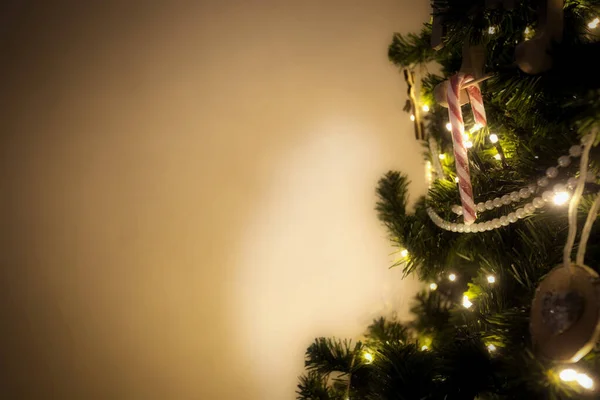 Kerstboom Detail Met Kerst Decoratie Sprankelende Lichten Glitter Kopieer Ruimte — Stockfoto