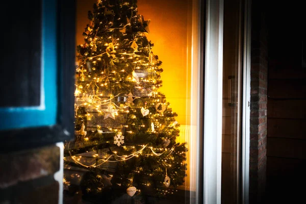 Gemütliches Heim Mit Weihnachtsbaum Fenster Mit Funkelnden Glitzernden Weihnachtslichtern Und — Stockfoto