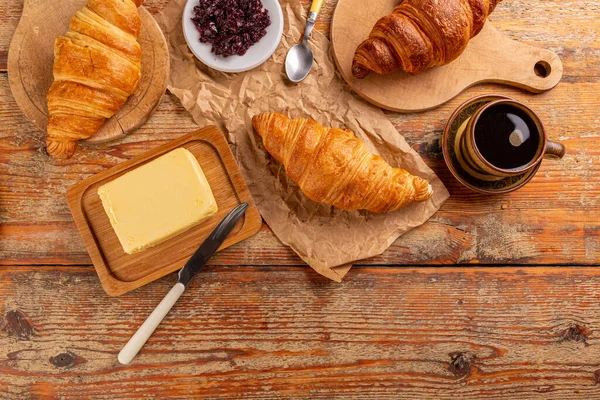 Pequeno Almoço Continental Capturado Cima Croissant Servido Com Manteiga Geléia — Fotografia de Stock