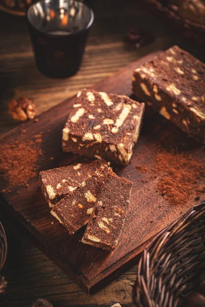 Dunkle Schokoladentafeln Mit Kakaopulver Auf Holzgrund — Stockfoto