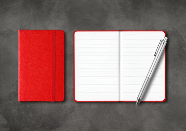 Красные Закрытые Открытые Блокноты Ручкой Образец Изолирован Темно Бетонном Фоне — стоковое фото