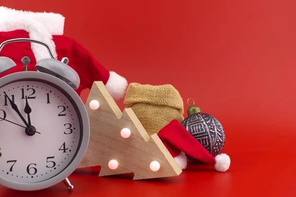Año Nuevo Escena Navidad Sobre Fondo Rojo Festivo Con Reloj — Foto de Stock