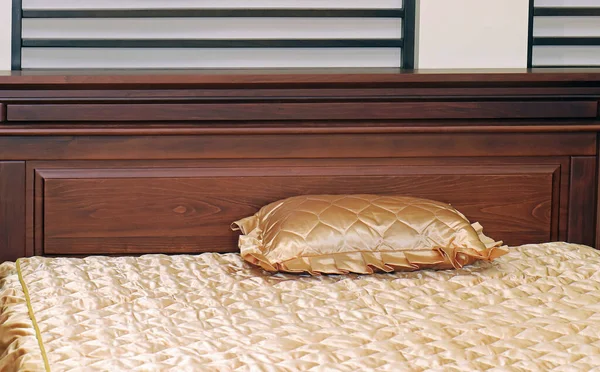 Белая Подушка Кровати Комнате — стоковое фото