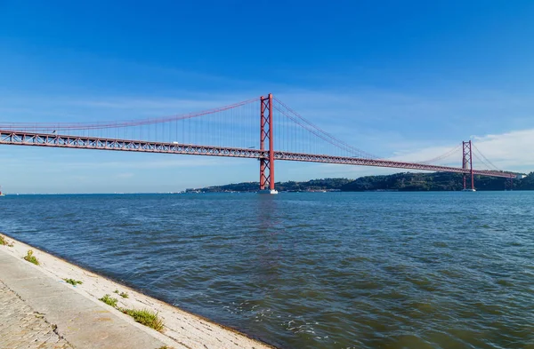 Мост Abril Ponte Abril Подвесной Мост Лиссабоне Через Реку Тагус — стоковое фото