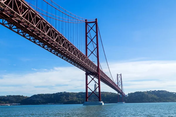 Мост Abril Ponte Abril Подвесной Мост Лиссабоне Через Реку Тагус — стоковое фото