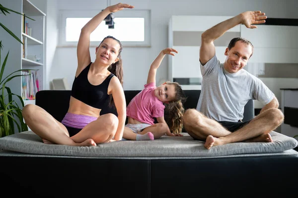 Familia Sana Feliz Del Yoga Con Niño País — Foto de Stock