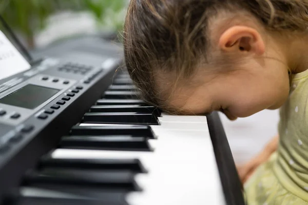Müde Traurig Frustriert Unglückliches Kind Mädchen Spielt Klaviertastatur Musikinstrument — Stockfoto