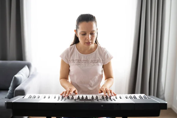 Evde Klavye Çalan Kadın Piyano Enstrümanı — Stok fotoğraf