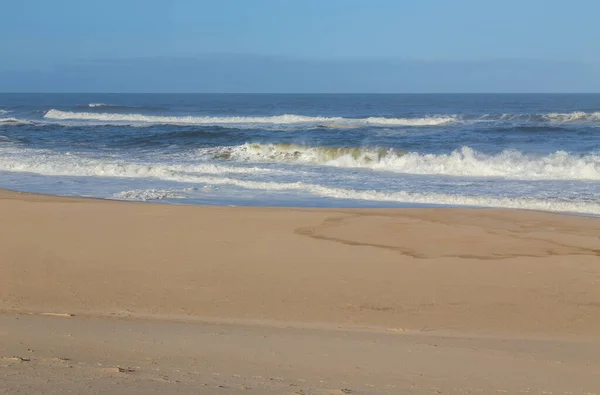 Vacker Strand Med Vågor Och Hav — Stockfoto