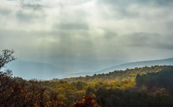 Kırım Dağlarında Şafak Vakti Dağların Üzerinde Hafif Bir Sis Bulutları — Stok fotoğraf