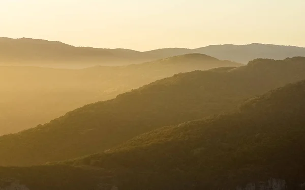Úsvit Horách Krymu Lehký Opar Mlhy Nad Horami Paprsky Slunce — Stock fotografie