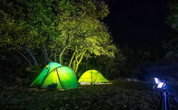 森の中で夜の観光テント 明かりがテントの中にある — ストック写真