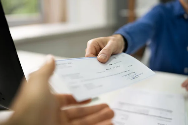 Remise Chèque Paie Employé Vérification Sécurité Chéquier Salarial — Photo