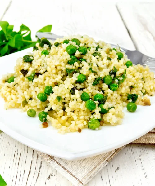 Couscous Con Espinacas Guisantes Verdes Plato Sobre Una Toalla Albahaca — Foto de Stock