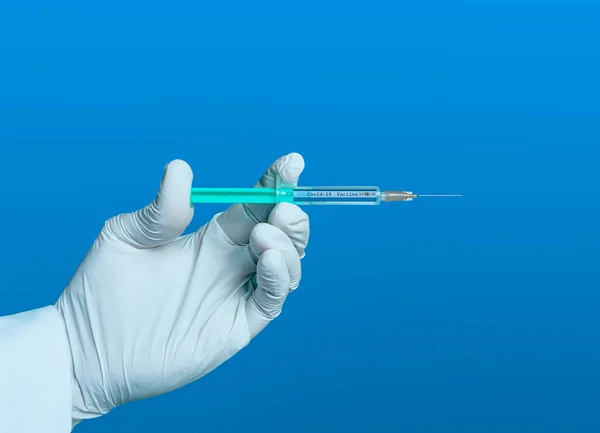 Hand Met Handschoen Houdt Een Spuit Met Inscriptie Covid Vaccin — Stockfoto