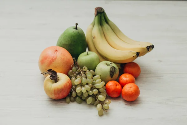 Komposisi Dengan Summer Colorful Fruits Wooden White Background — Stok Foto