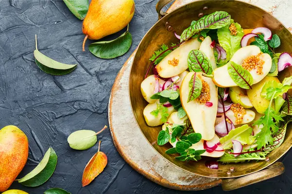 Appetitlicher Salat Mit Birnen Und Kräutern Frischer Herbstsalat — Stockfoto