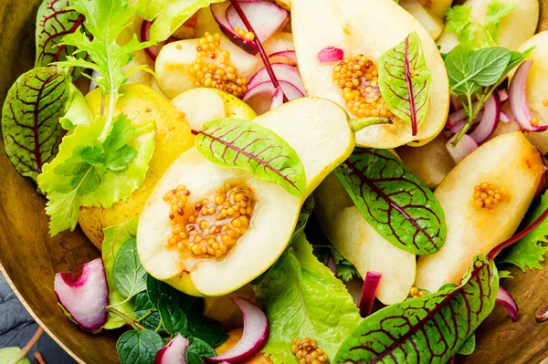 Appetitlicher Salat Mit Birnen Und Kräutern Frischer Herbstsalat — Stockfoto