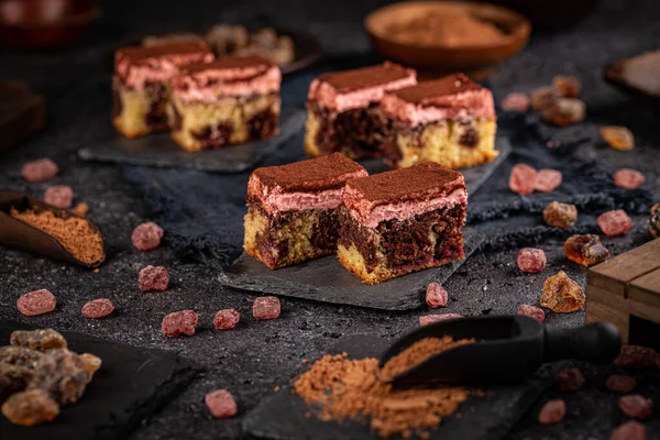 Schokoladenbrownie Mit Nüssen Und Kakaopulver Auf Dunklem Hintergrund — Stockfoto