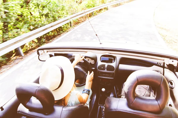 여름에 컨버터블 운전하는 선글라스를 차체의 뒷모습을 거울이 보인다 운전자의 — 스톡 사진