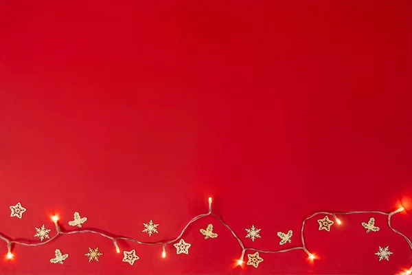 赤い星と黄金の星のクリスマスの背景 — ストック写真