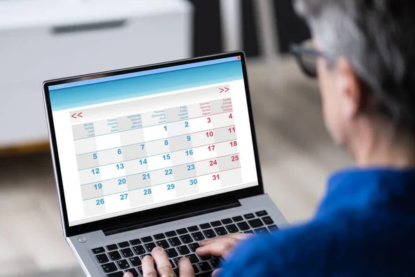 Hombre Usando Agenda Del Calendario Ordenador Portátil —  Fotos de Stock