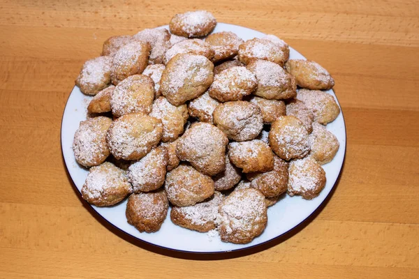 Prato Com Biscoitos Colher Natal Uma Mesa Madeira Brilhante — Fotografia de Stock