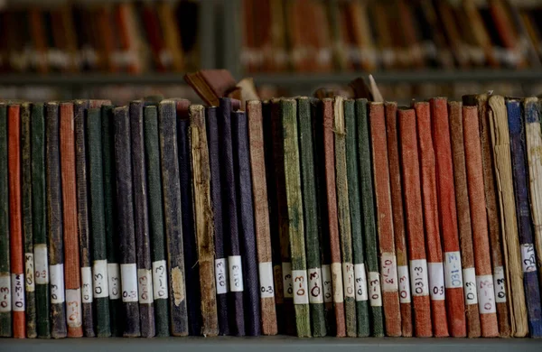 Alte Bücher Auf Einem Holztisch — Stockfoto
