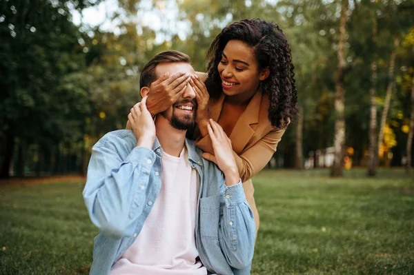 Couple Amour Heureux Promenade Romantique Dans Parc Homme Femme Détendent — Photo