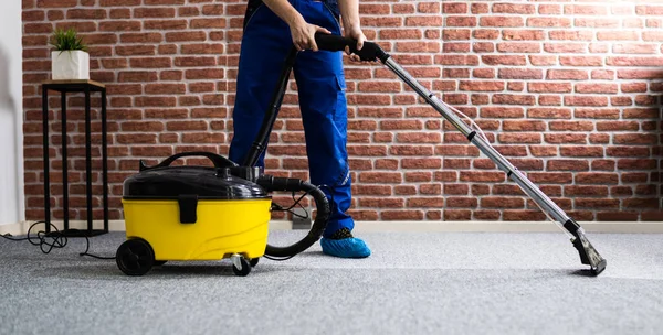 Conciërge Schoonmaken Tapijt Met Stofzuiger Thuis — Stockfoto