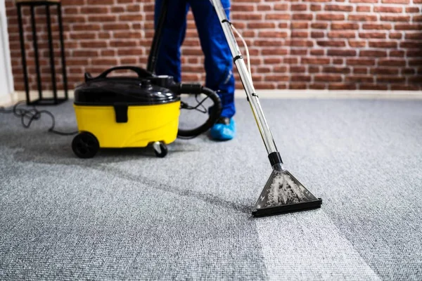 Conciërge Schoonmaken Tapijt Met Stofzuiger Thuis — Stockfoto