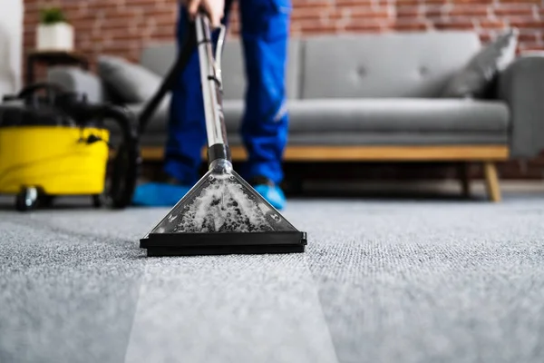 Conciërge Schoonmaken Tapijt Met Stofzuiger Thuis — Stockfoto