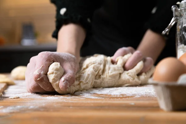 Mulher Bonita Jovem Amassando Massa Farinha Uma Mesa Madeira Cozinha — Fotografia de Stock