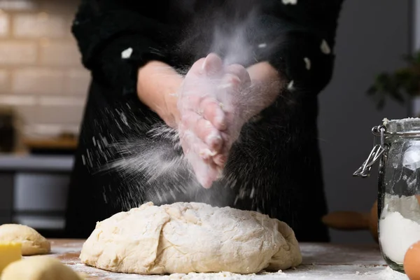 Mulher Bonita Jovem Amassando Massa Farinha Uma Mesa Madeira Cozinha — Fotografia de Stock