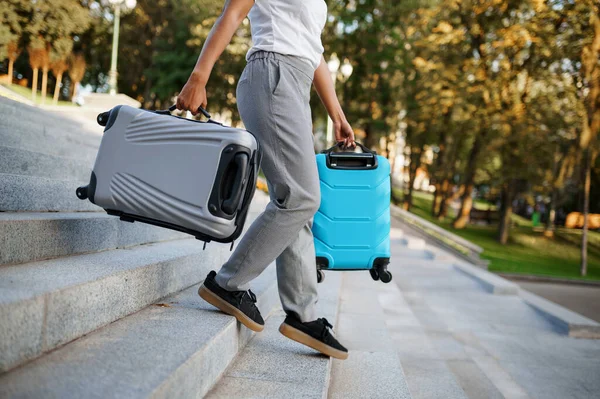 Kadın Yaz Parkında Merdivenlerde Iki Bavul Taşıyor Bagajı Açık Havada — Stok fotoğraf