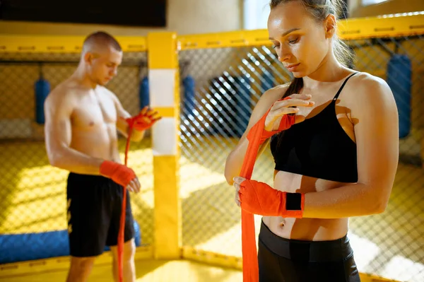 Manliga Och Kvinnliga Mma Fighters Lindar Bandage Händerna Gymmet Man — Stockfoto