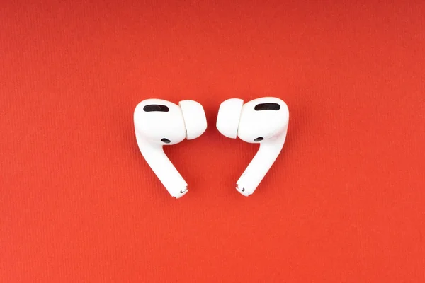 Куала Лумпур Малайзия Декабря 2020 Года Airpods Pro Красном Фоне — стоковое фото