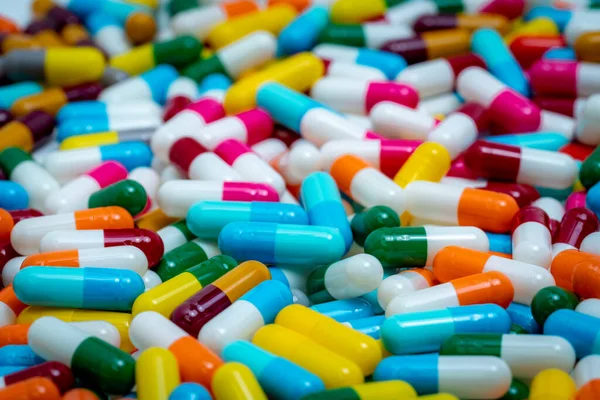 Concentrazione Selettiva Pillole Capsule Antibiotici Multicolori Concetto Resistenza Agli Antibiotici — Foto Stock
