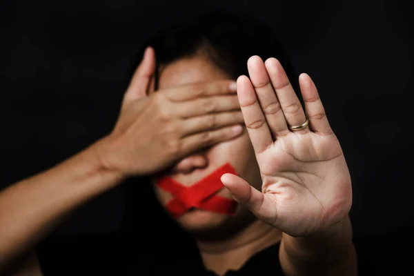 Ağzı Kırmızı Bantla Saran Işaretini Gösteren Kadın Siyah Arka Planda — Stok fotoğraf